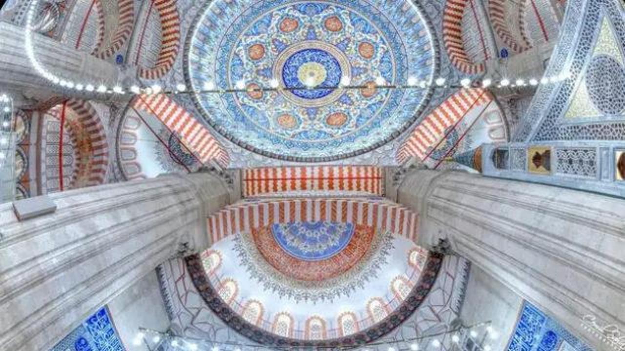 Selimiye Camii'nin görkemli kubbesi ve minareleri.