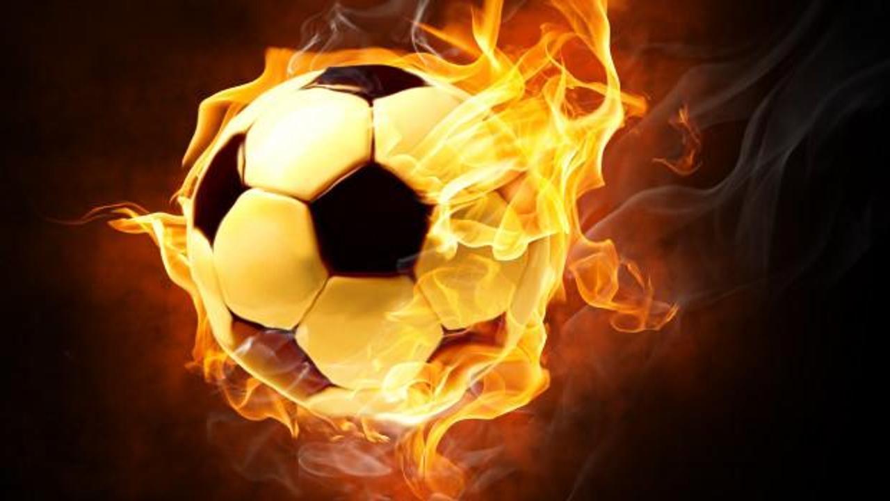 Erzurumspor FK Başkanı Ahmet Dal ve teknik direktör Serkan Özbalta sözleşme imzalarken