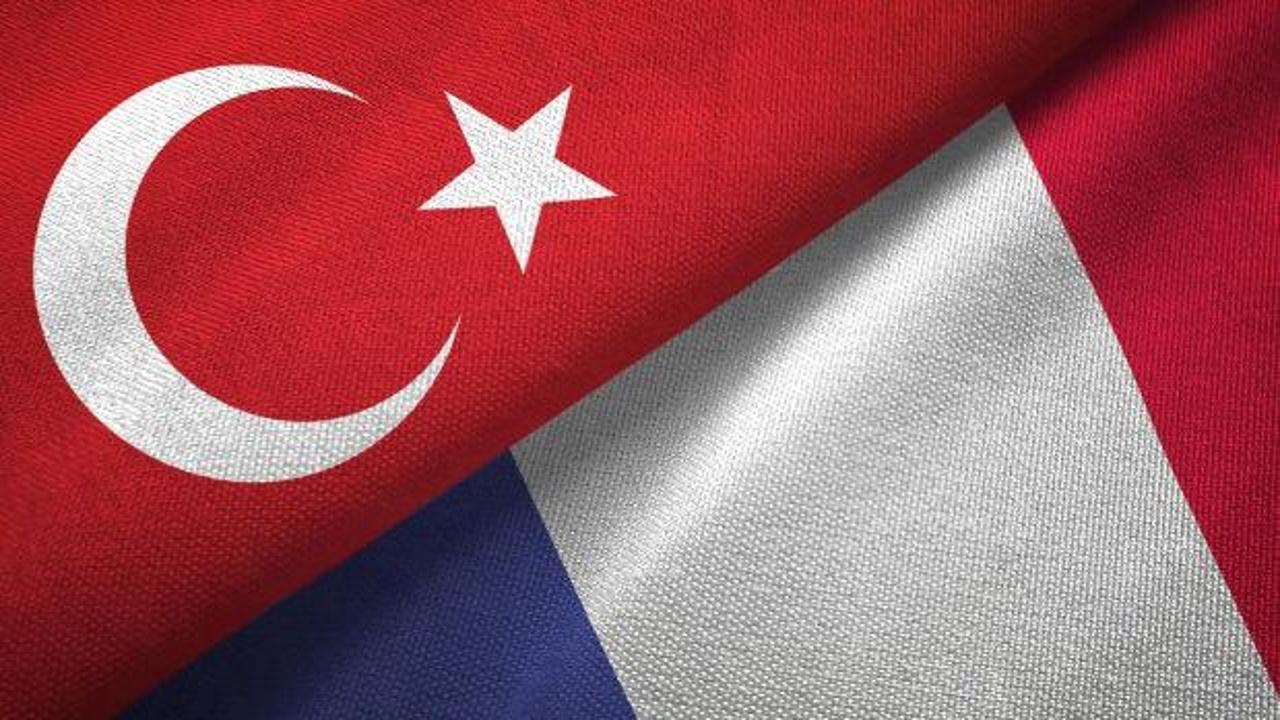 Fransa ve Türkiye bayrakları yan yana, savunma sanayii işbirliği temasını vurguluyor.
