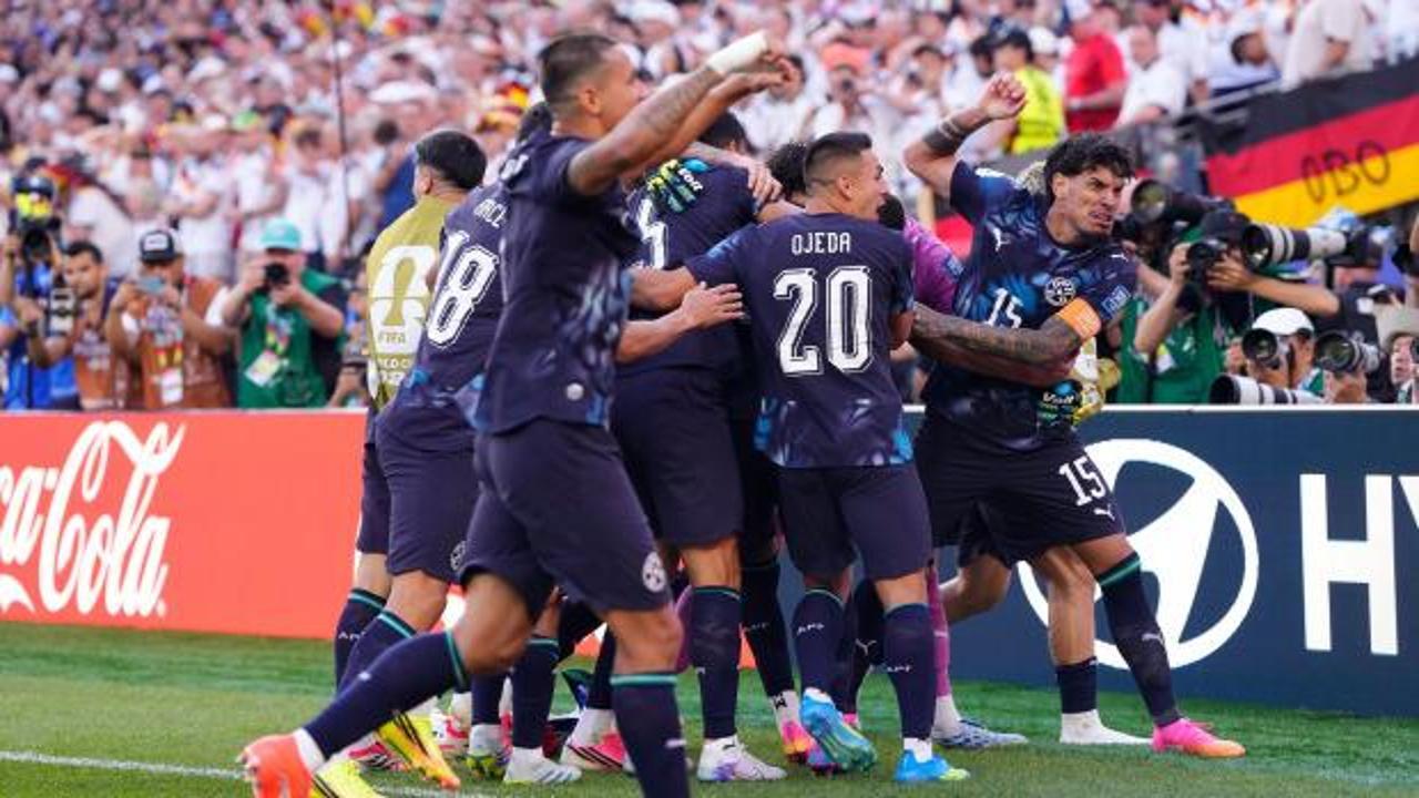 Paraguay bayrağı ve futbolcuları kutlama yaparken
