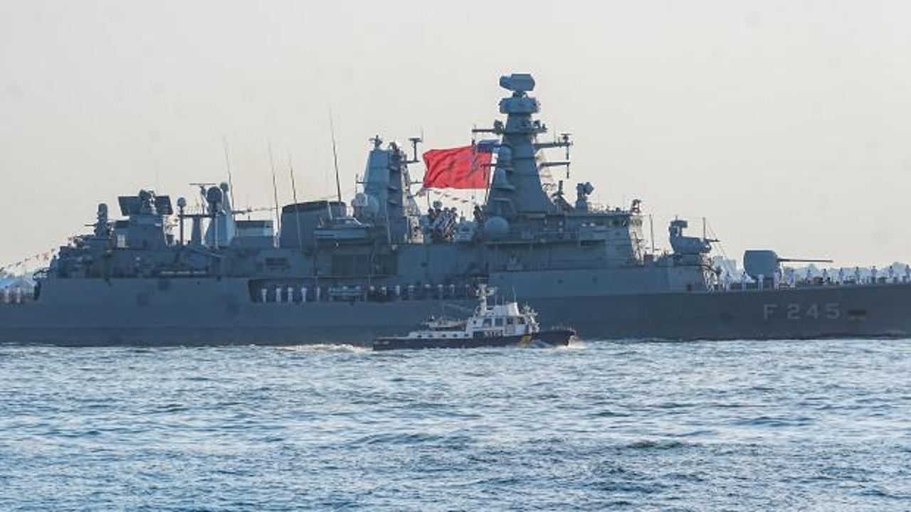 TCG Oruç Reis araştırma gemisinin New York Limanı'nda demirlemiş görüntüsü.