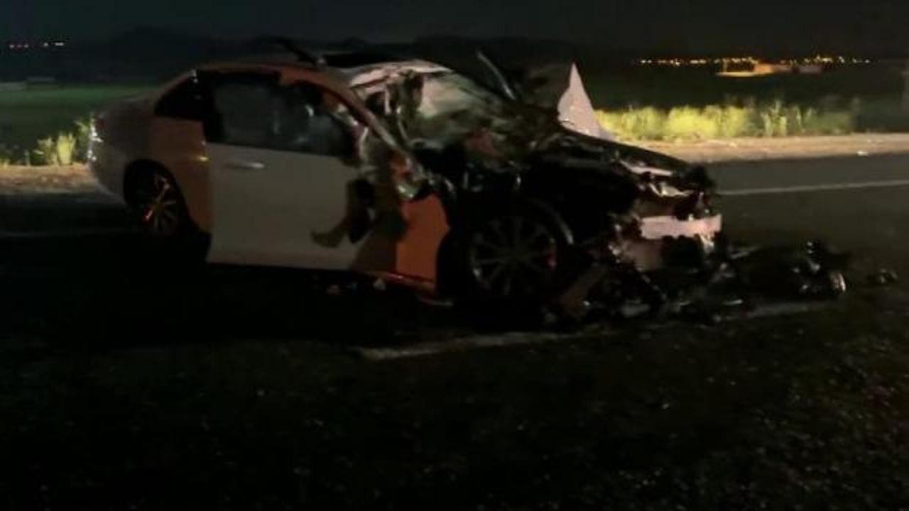 Sivas'ta lüks otomobilin traktöre çarpması sonucu oluşan kaza yeri.