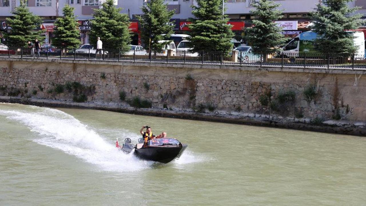 Çoruh Nehri üzerinde hız yapan jetbot