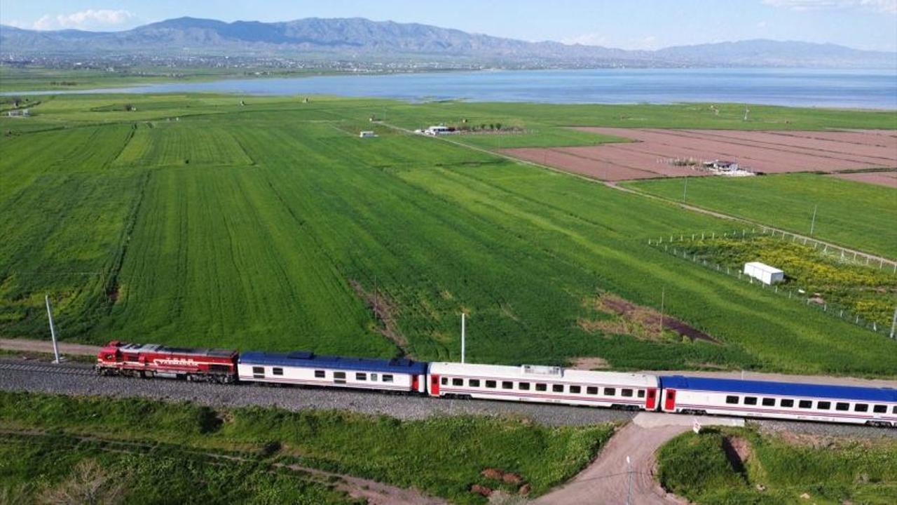 Van Gölü Ekspresi manzaralı bir tren yolculuğu görseli