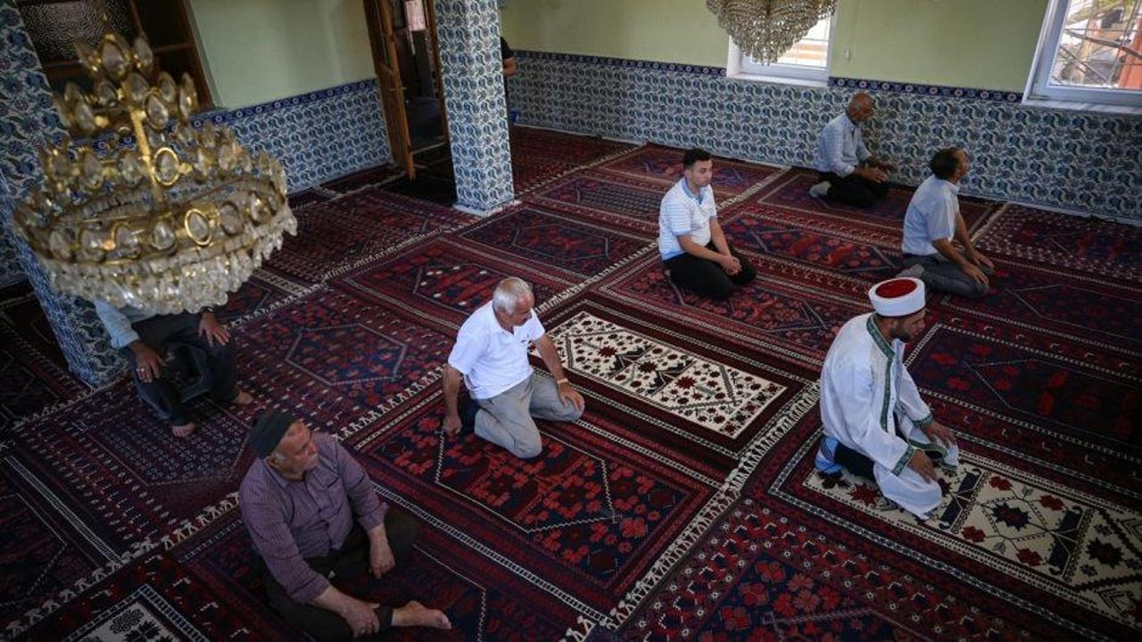 Camiye serilmiş geleneksel Yörük halısı