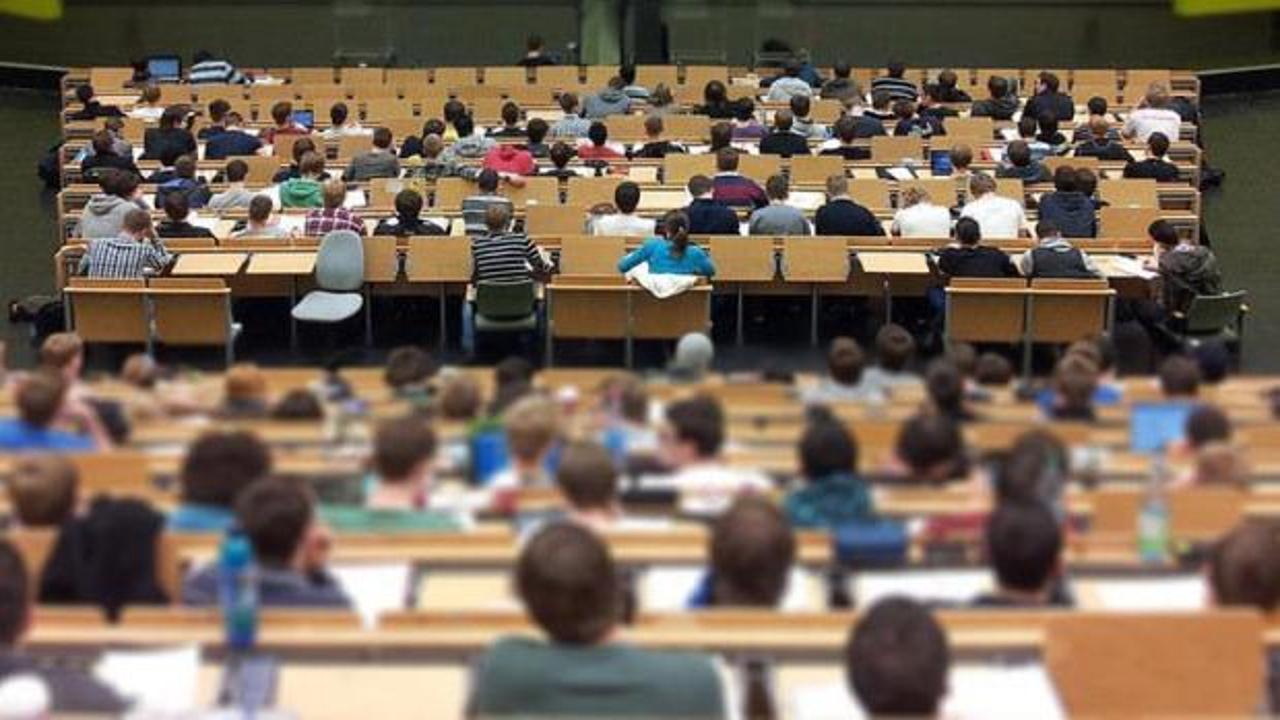 Akademik sahtekarlığa karşı hazırlanan yeni yasal düzenlemeleri gösteren bir görsel.