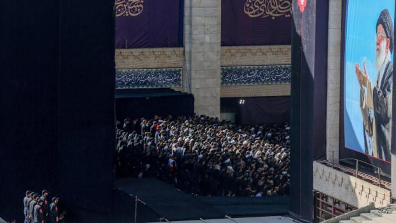 İran'ın eski lideri Ayetullah Humeyni'nin oğlu Seyyid Sadreddin Hamaney ve torunu Zehra Hamaney'in cenaze töreninden görüntü.