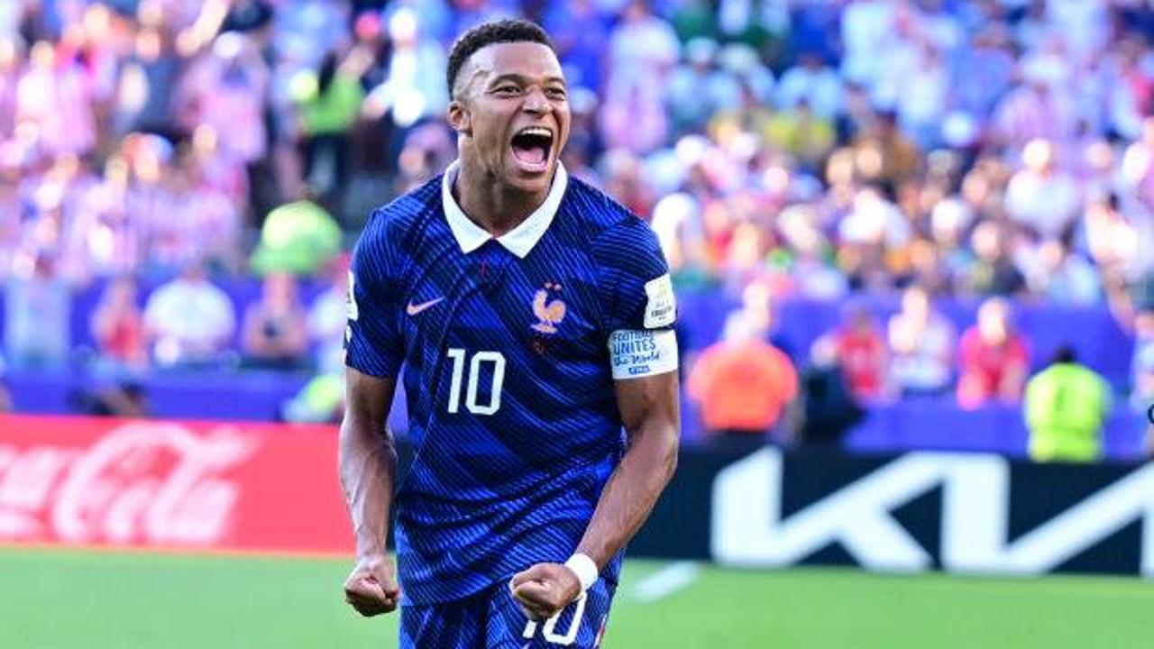 Kylian Mbappe, 2026 Dünya Kupası'nda Paraguay'a attığı gol sonrası seviniyor.