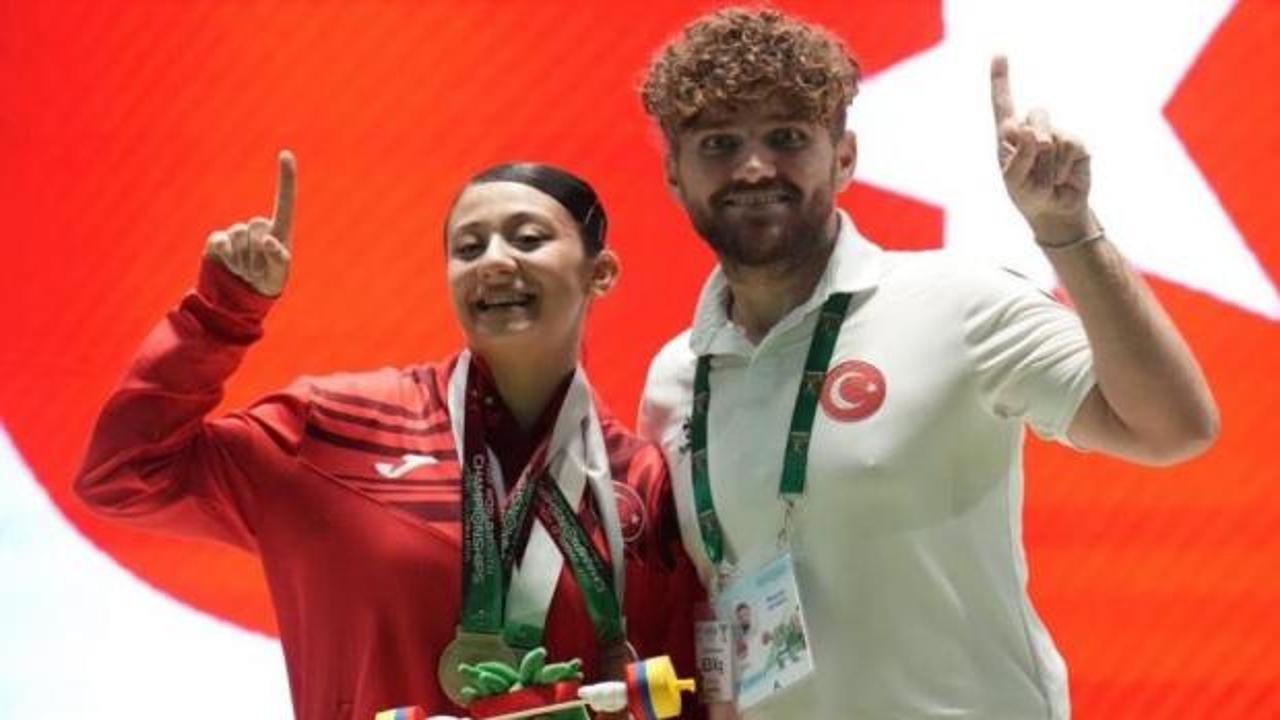 Amasyalı halterci Zehranur Aslan'ın dünya şampiyonluğu sonrası Bakan Osman Aşkın Bak ile birlikte çektirdiği fotoğraf.
