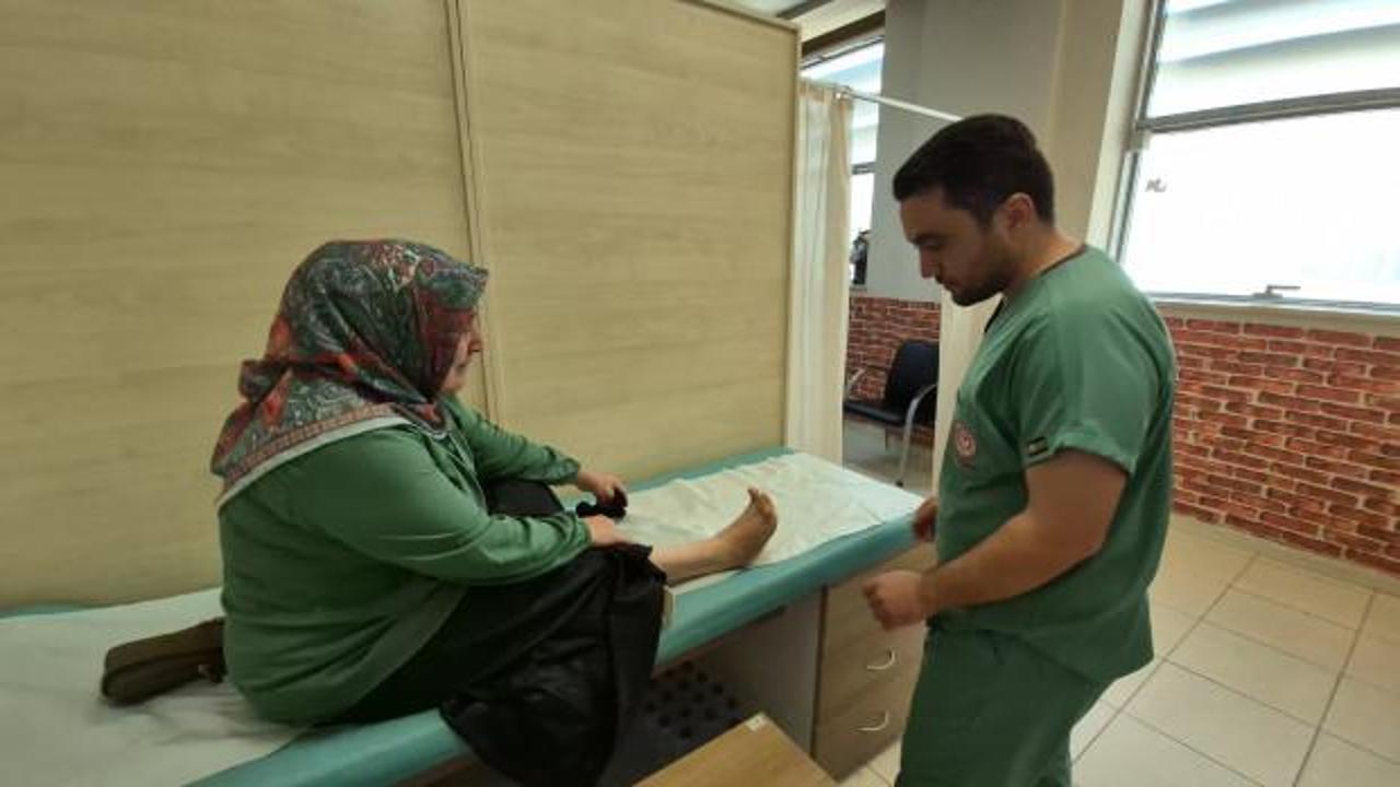 Melek Kandil ve Ortopedi Uzmanı Op. Dr. Celal Armağan ameliyat sonrası hastayı muayene ederken.