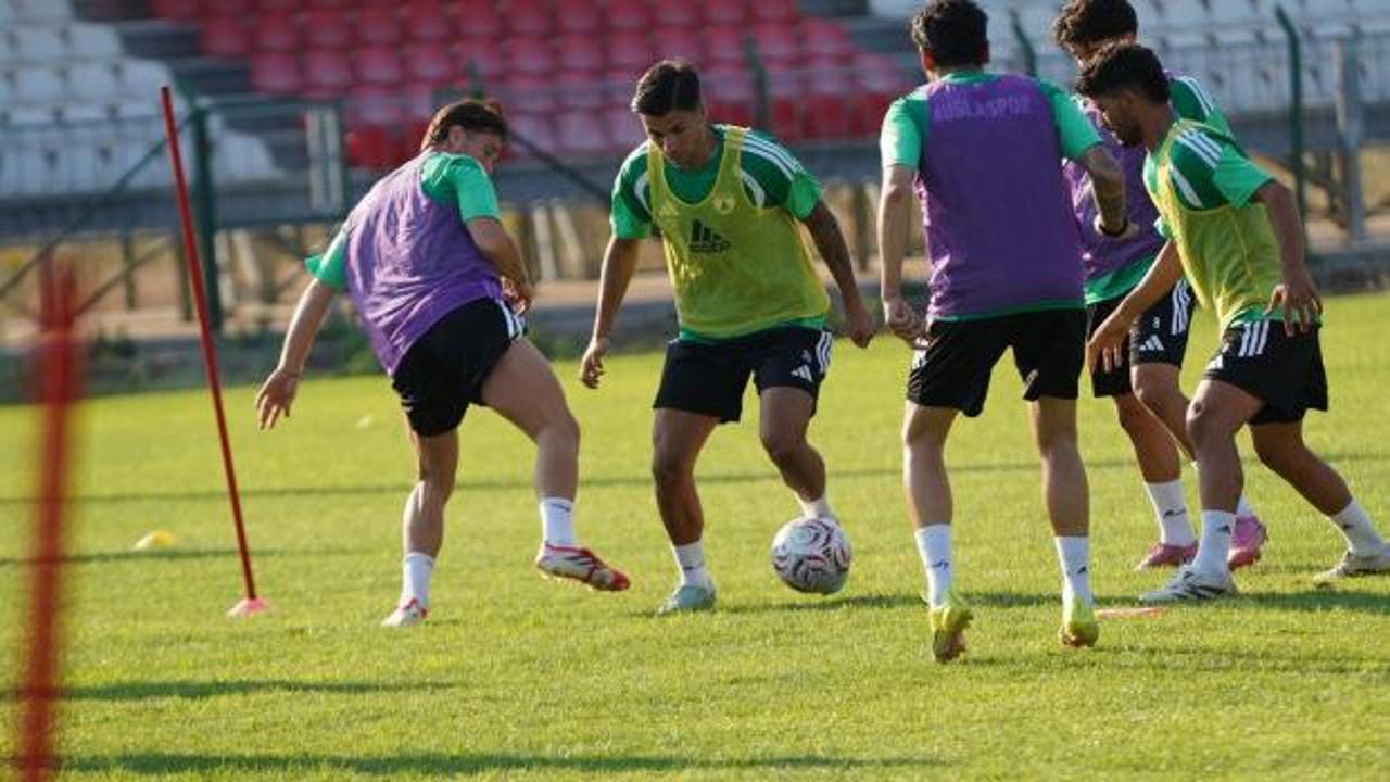Muğlaspor futbolcuları imza atarken
