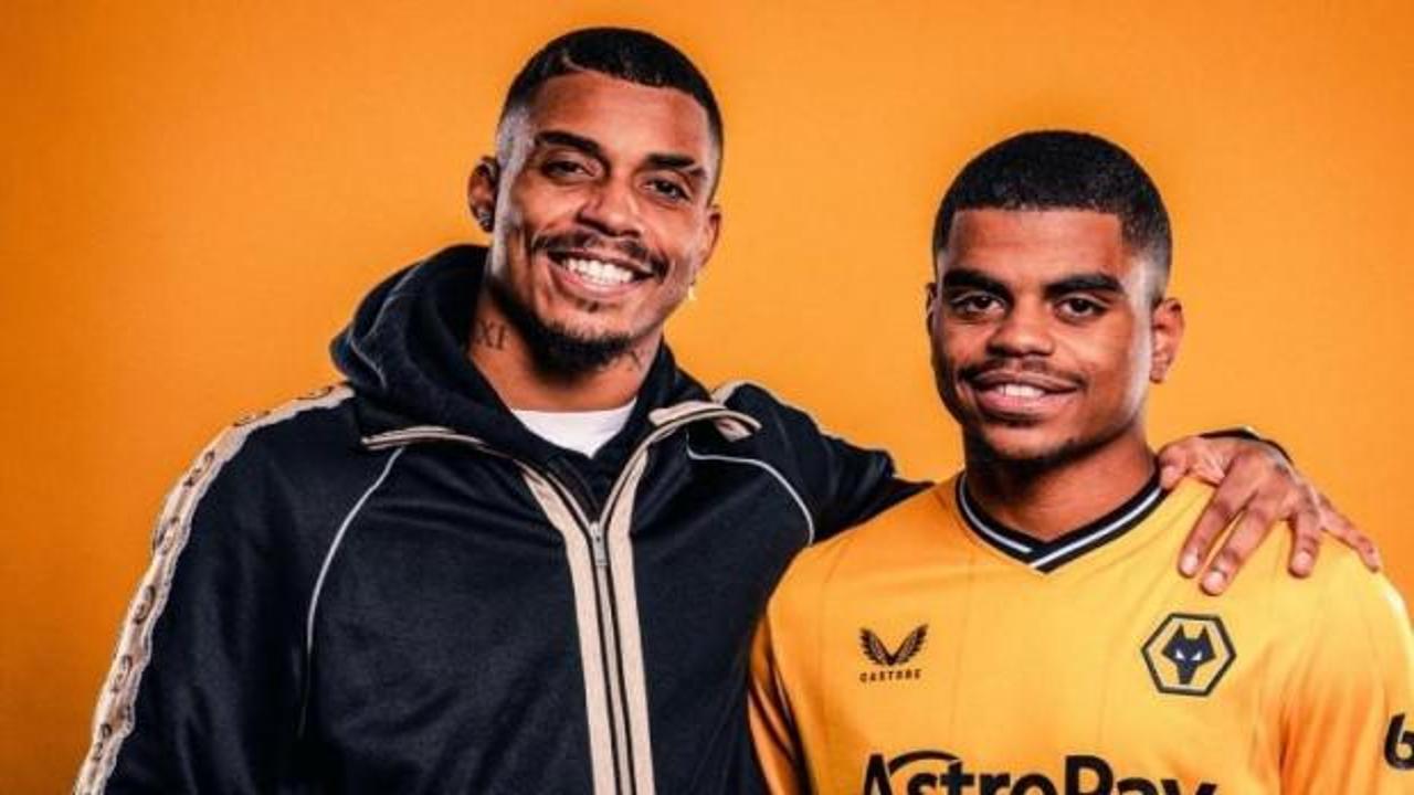 Noha Lemina Manisa FK formasıyla poz verirken