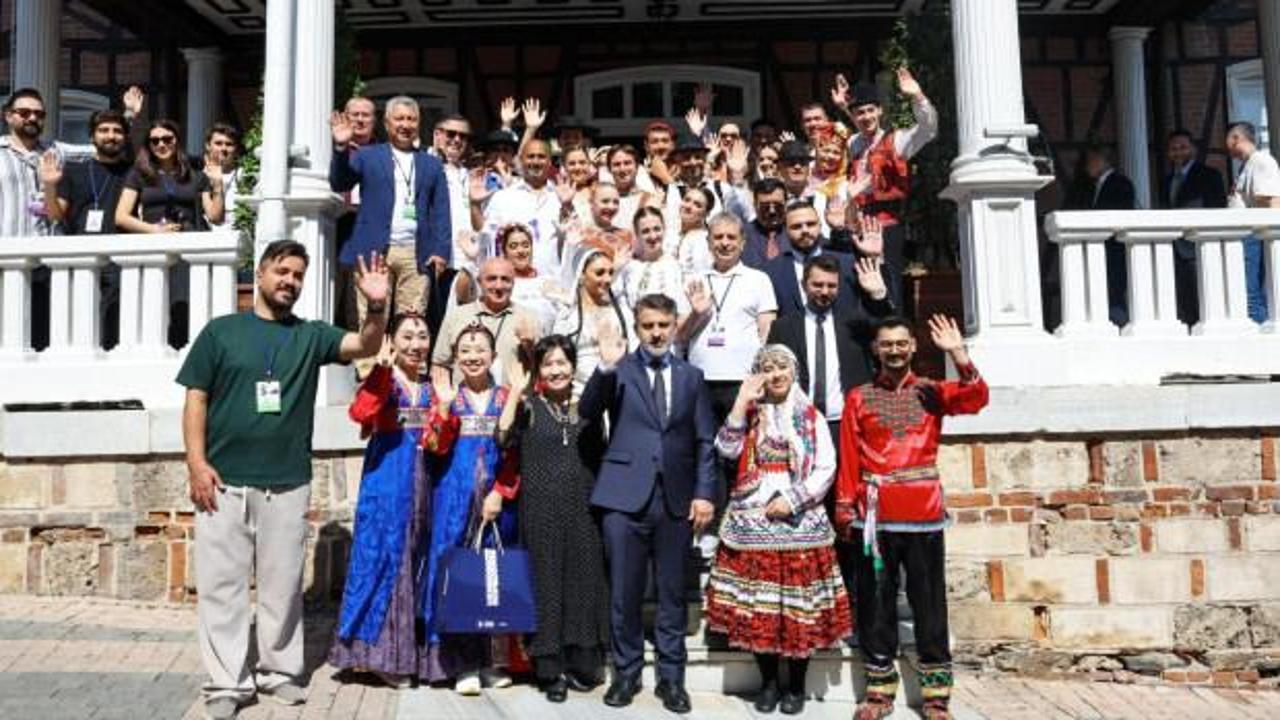 Bursa Büyükşehir Belediyesi Başkan Vekili Şahin Biba, Altın Karagöz Halk Dansları Yarışması katılımcılarıyla bir araya geldi.