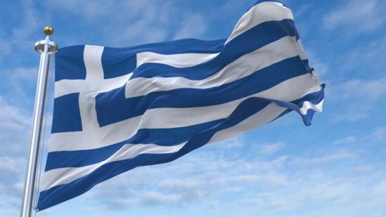 Girit Adası'nda orman yangını alevleri ve itfaiye ekipleri.