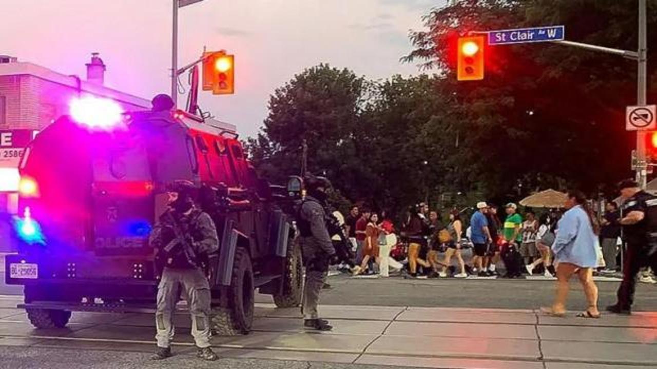Toronto'da Latin Amerika Festivali yakınında silahlı saldırı sonrası olay yeri.