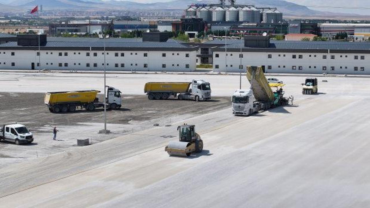 Konya'da yeni kamyon garajı inşaatında asfaltlama çalışması yapılıyor.