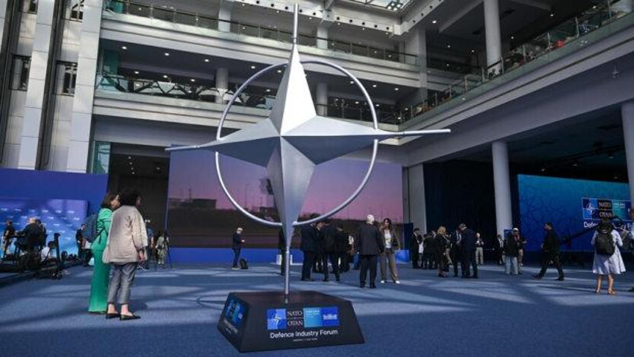NATO bayrağı ve Ankara'daki bir toplantı salonunu gösteren temsili görsel.