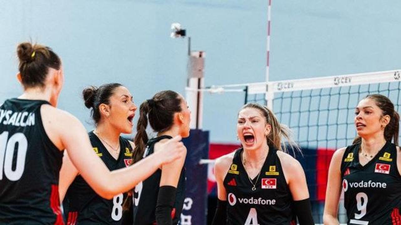 18 Yaş Altı Kadın Milli Voleybol Takımı oyuncuları sevinirken
