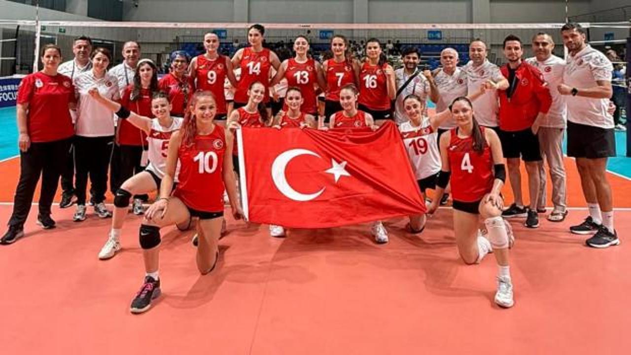 Bakan Osman Aşkın Bak, voleybol şampiyonasında başarı elde eden Türk takımlarını tebrik ediyor.