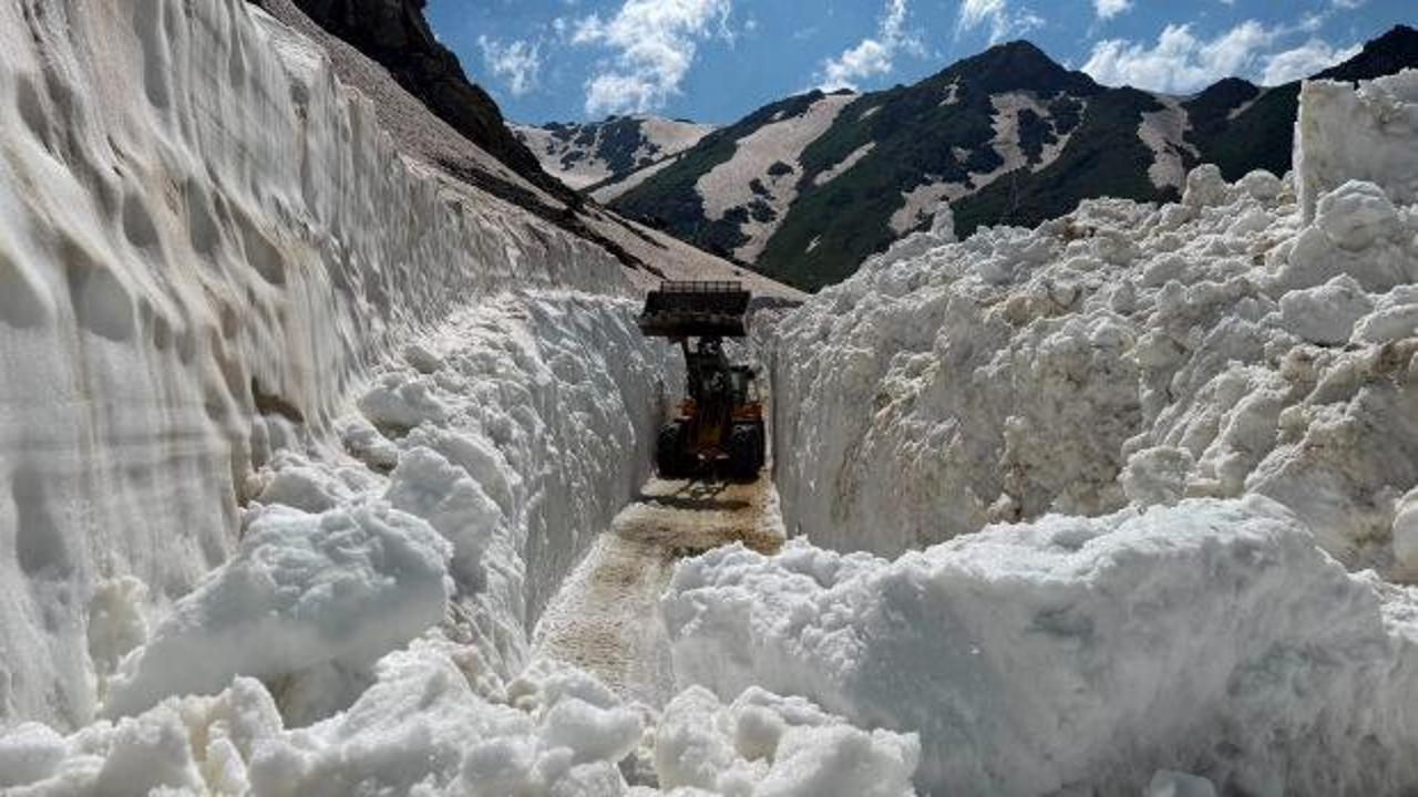Hakkari'de Temmuz ayında Cilo Dağı'nda karla mücadele eden iş makineleri ve temizlenen yol
