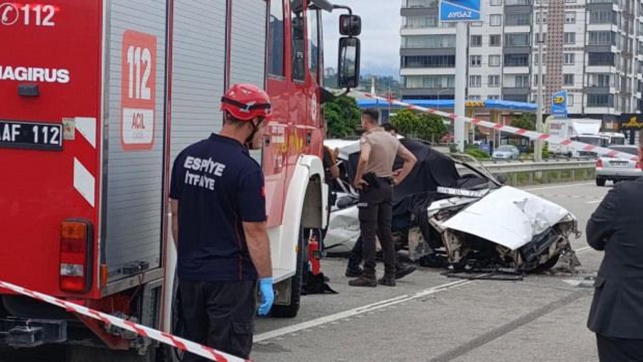 Giresun'da meydana gelen trafik kazasında hasar gören otomobil