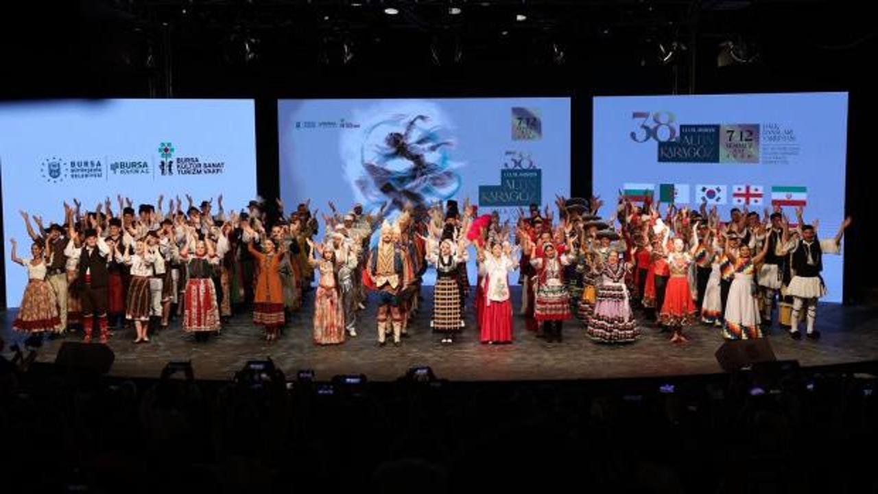 Bursa'da düzenlenen 38. Uluslararası Altın Karagöz Halk Dansları Yarışması'ndan genel görünüm.