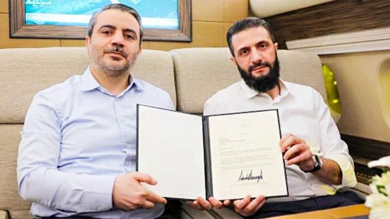 ABD Başkanı Donald Trump ve Suriye Cumhurbaşkanı Ahmed Şara'nın mektuplarla poz verdiği fotoğraf.