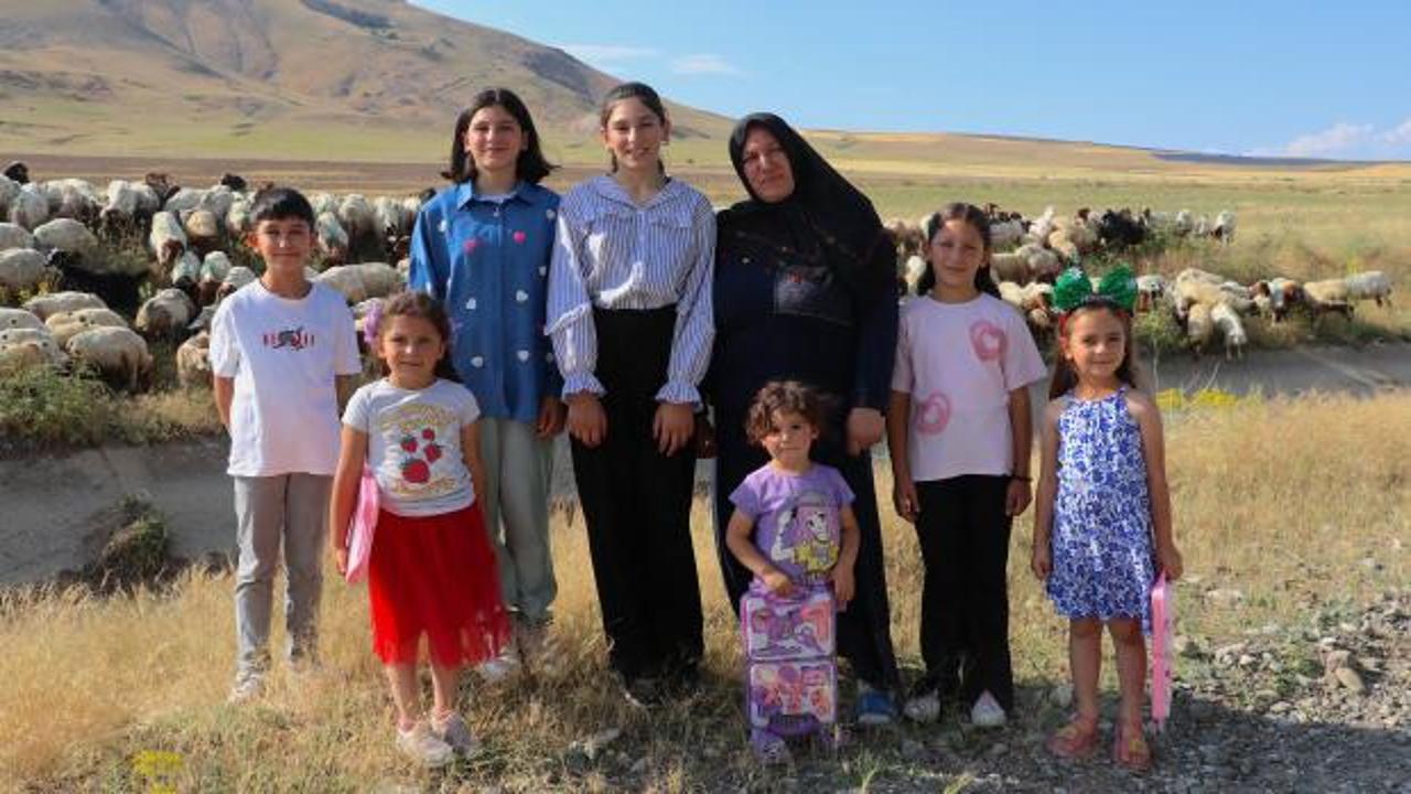 Gülçin ve Çağlar Şahar çifti, Genç Çiftçi Projesi sayesinde artırdıkları 400 koyunla birlikte.