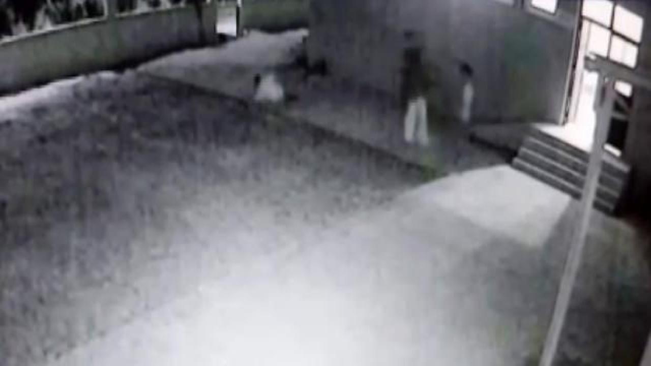 Kocaeli'de cami avlusunda yaşanan saldırı olayını gösteren güvenlik kamerası görüntüsü.