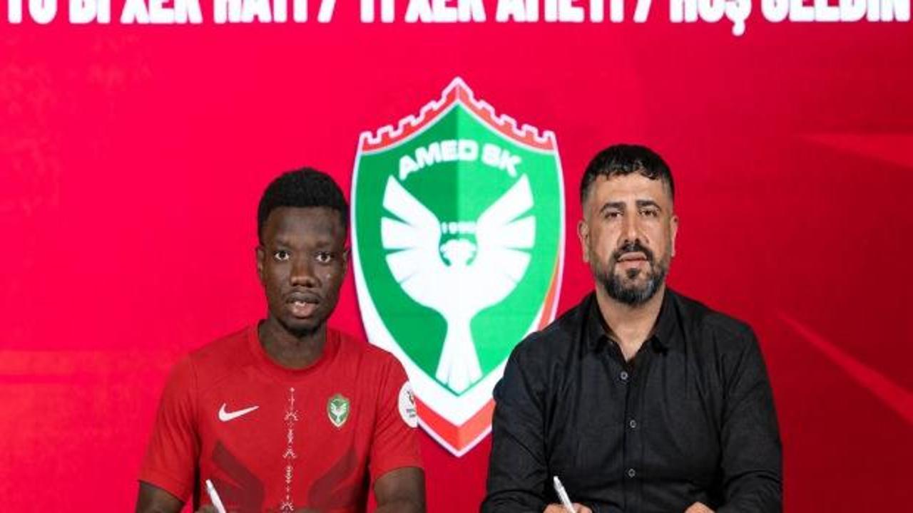 Amedspor'un yeni transferi Amadou Cisse imza töreninde görünüyor.