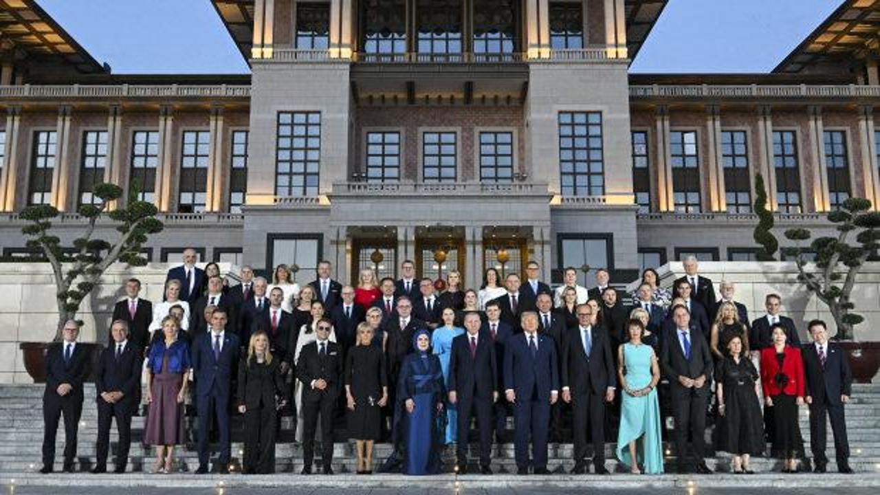 Ankara'daki NATO Zirvesi resepsiyonunda liderlerin aile fotoğrafı çektirmesi.