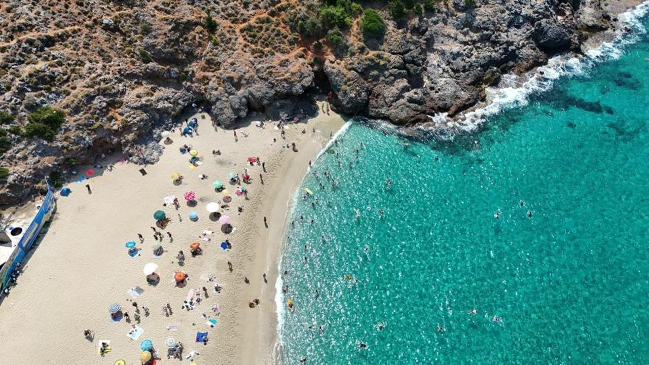 Antalya Konyaaltı Sahili'nde denize giren vatandaşlar