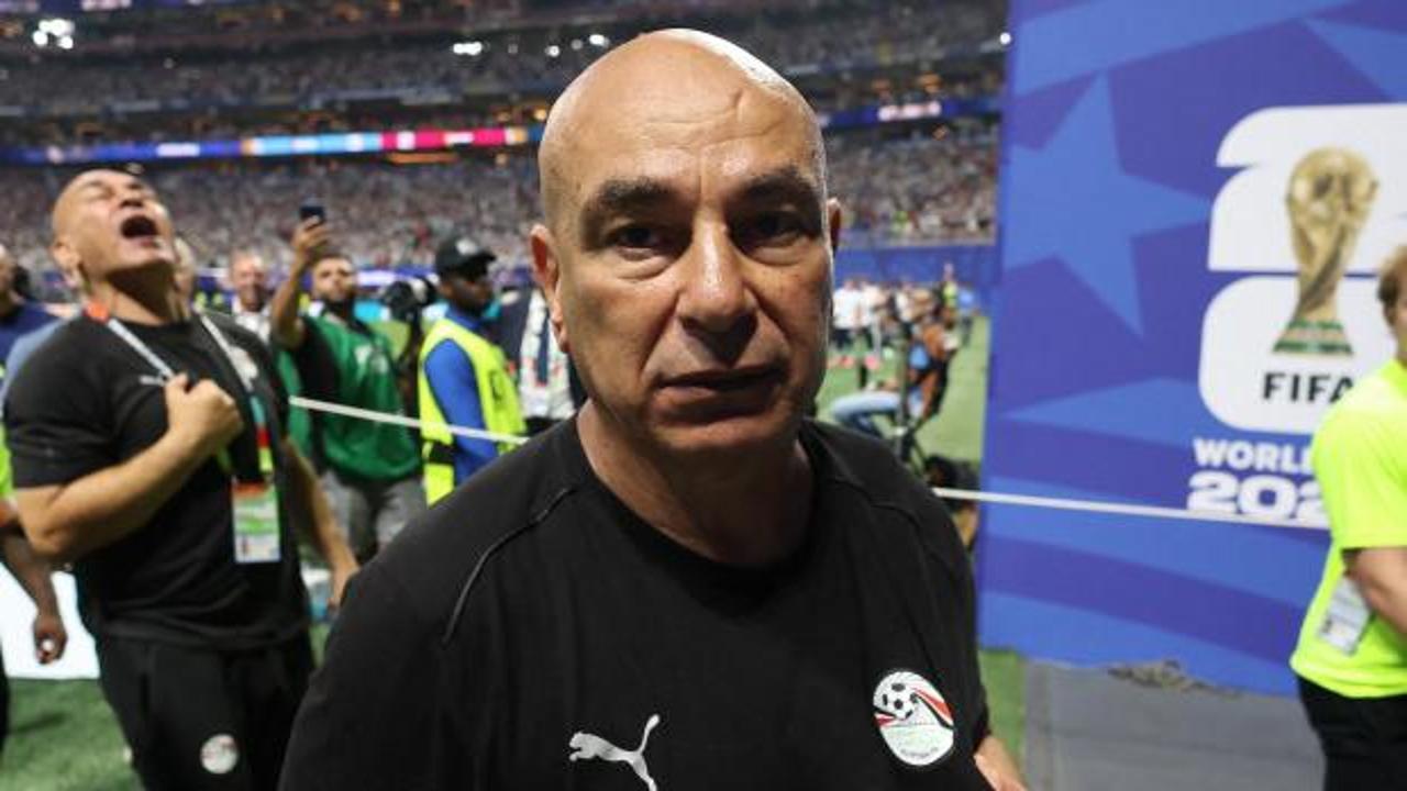 Mısır Teknik Direktörü Hossam Hassan'ın Filistin bayrağı açtığı an.