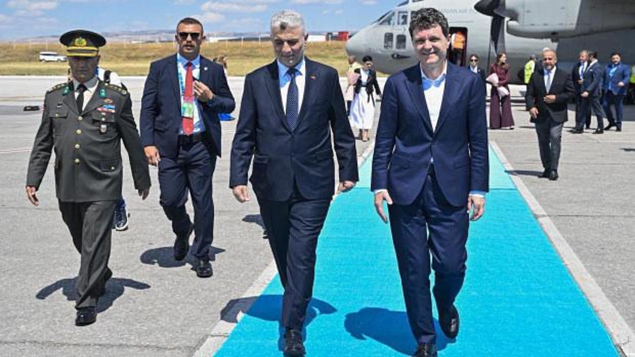 Bakan Bolat, Romanya Cumhurbaşkanı Nicuşor Dan'ı karşıladı