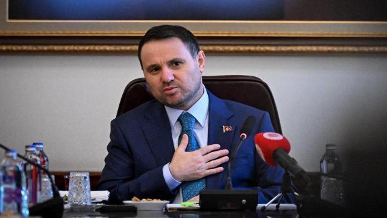Bakan Gürlek Türk Kızılay'a bağış yaparken