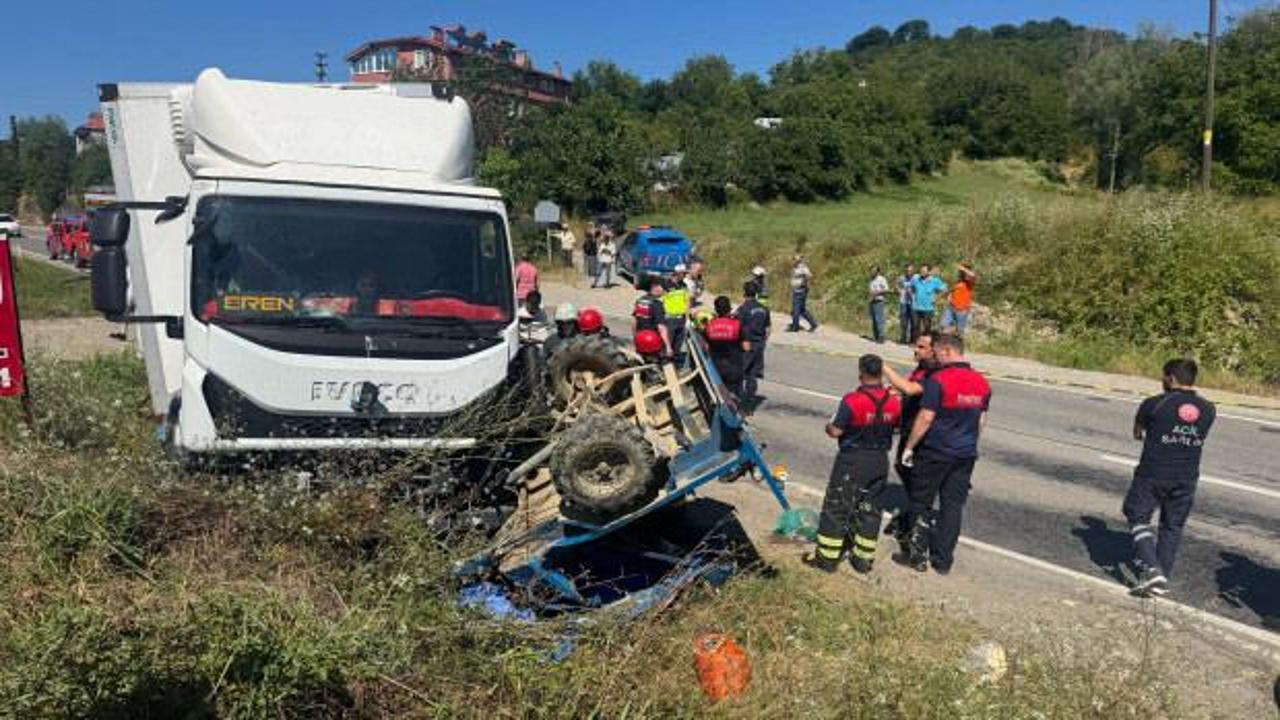 Bartın'da meydana gelen trafik kazasında hayatını kaybeden tarım aracı sürücüsünün cenazesinin çıkarılması.