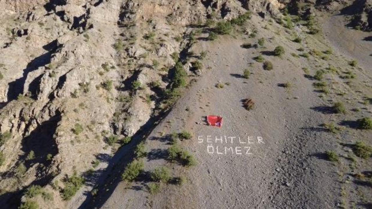Çankırı Terörle Mücadele Kahramanları Derneği üyelerinin Erzincan'ın Başbağlar köyündeki şehitlik ziyaretinden görüntü.