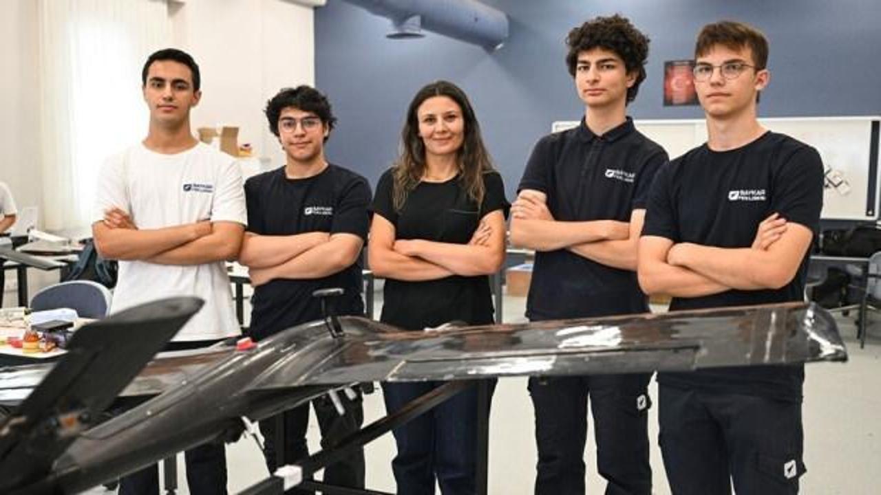Baykar Fen Lisesi'nde öğrenciler laboratuvar ortamında çalışıyor.