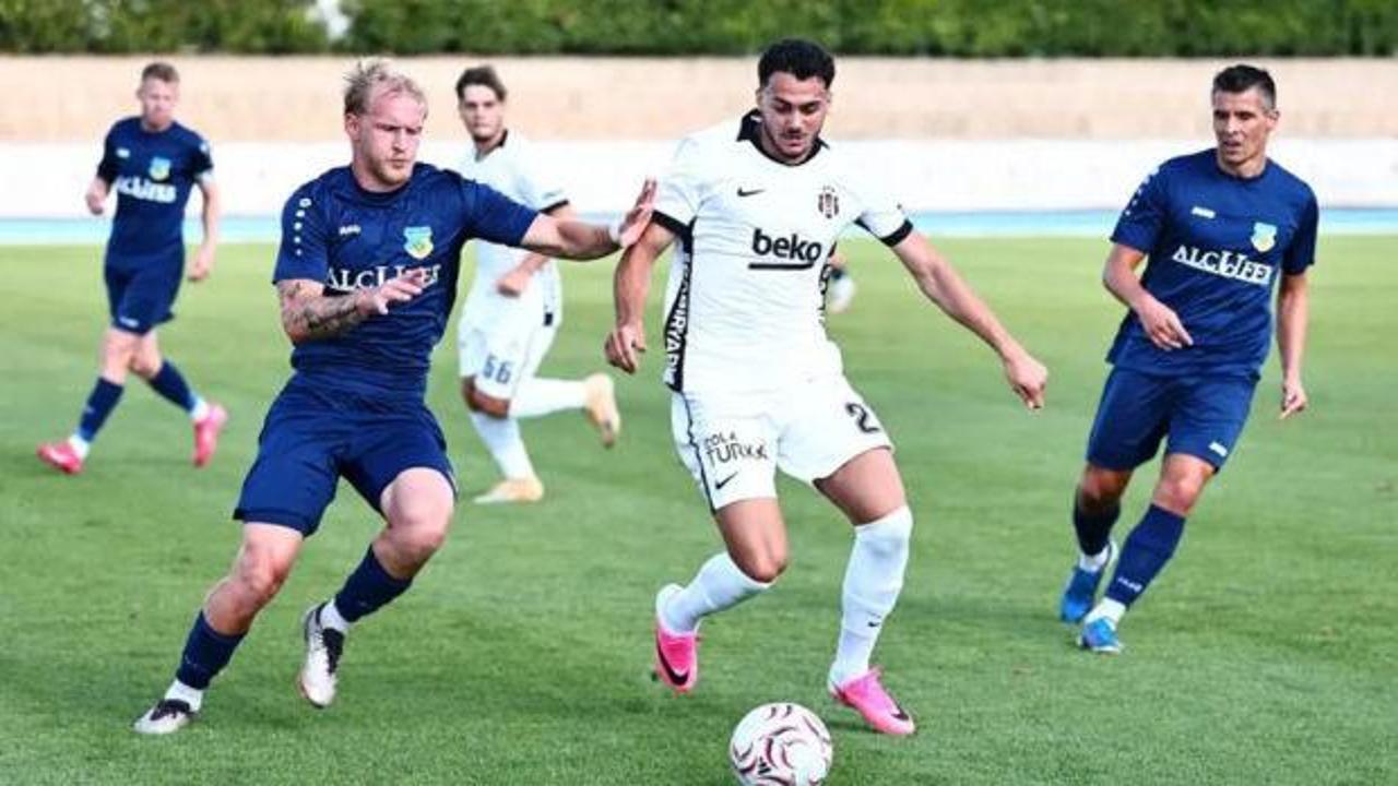 Beşiktaşlı futbolcular sahada antrenman yapıyor.