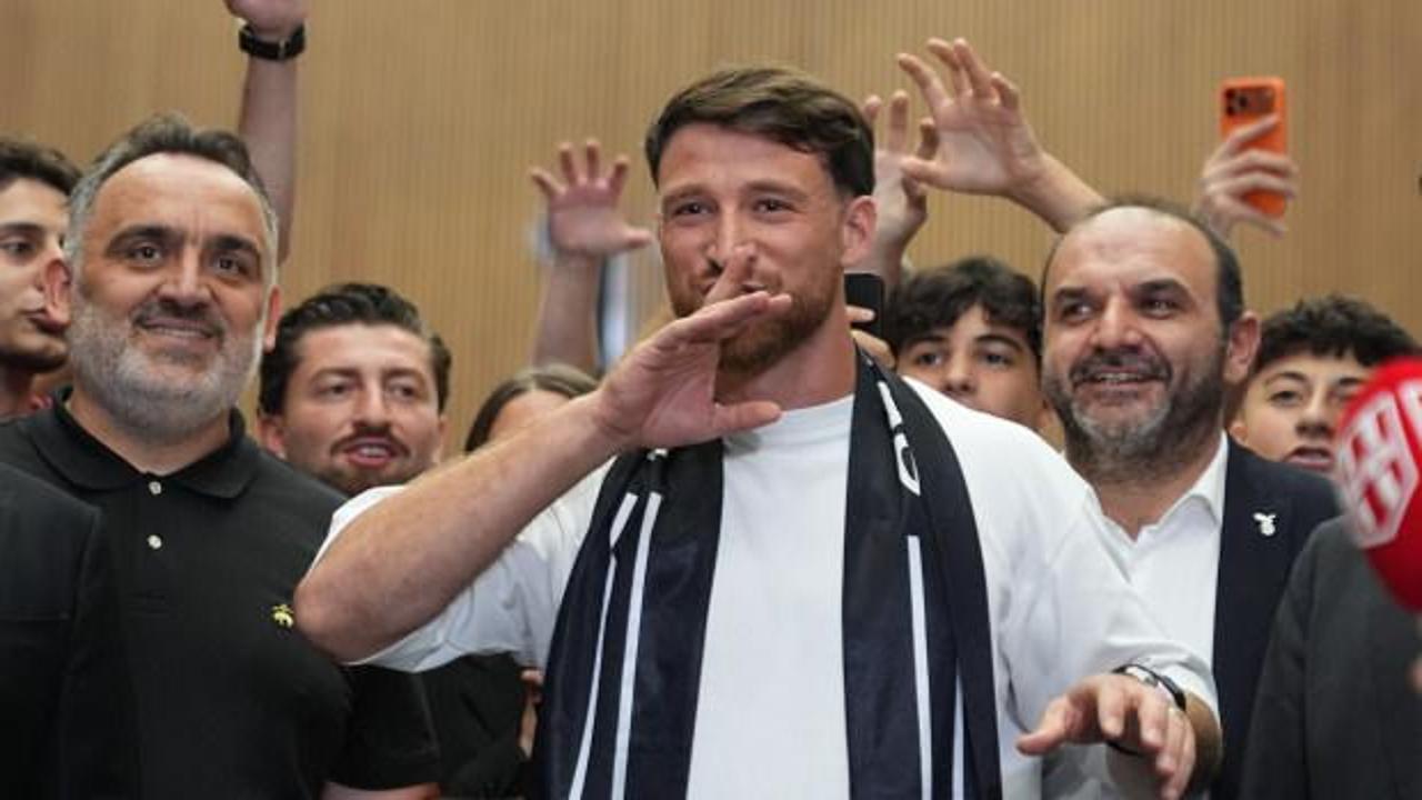 Salih Özcan Beşiktaş formasıyla kamera bakıyor.