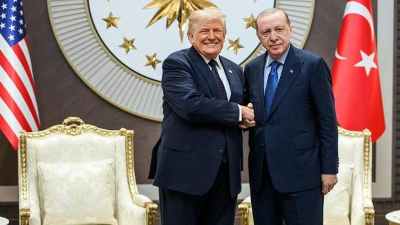 ABD Başkanı Donald Trump ve Türkiye Cumhurbaşkanı Recep Tayyip Erdoğan'ın NATO Zirvesi öncesinde tokalaşma anı