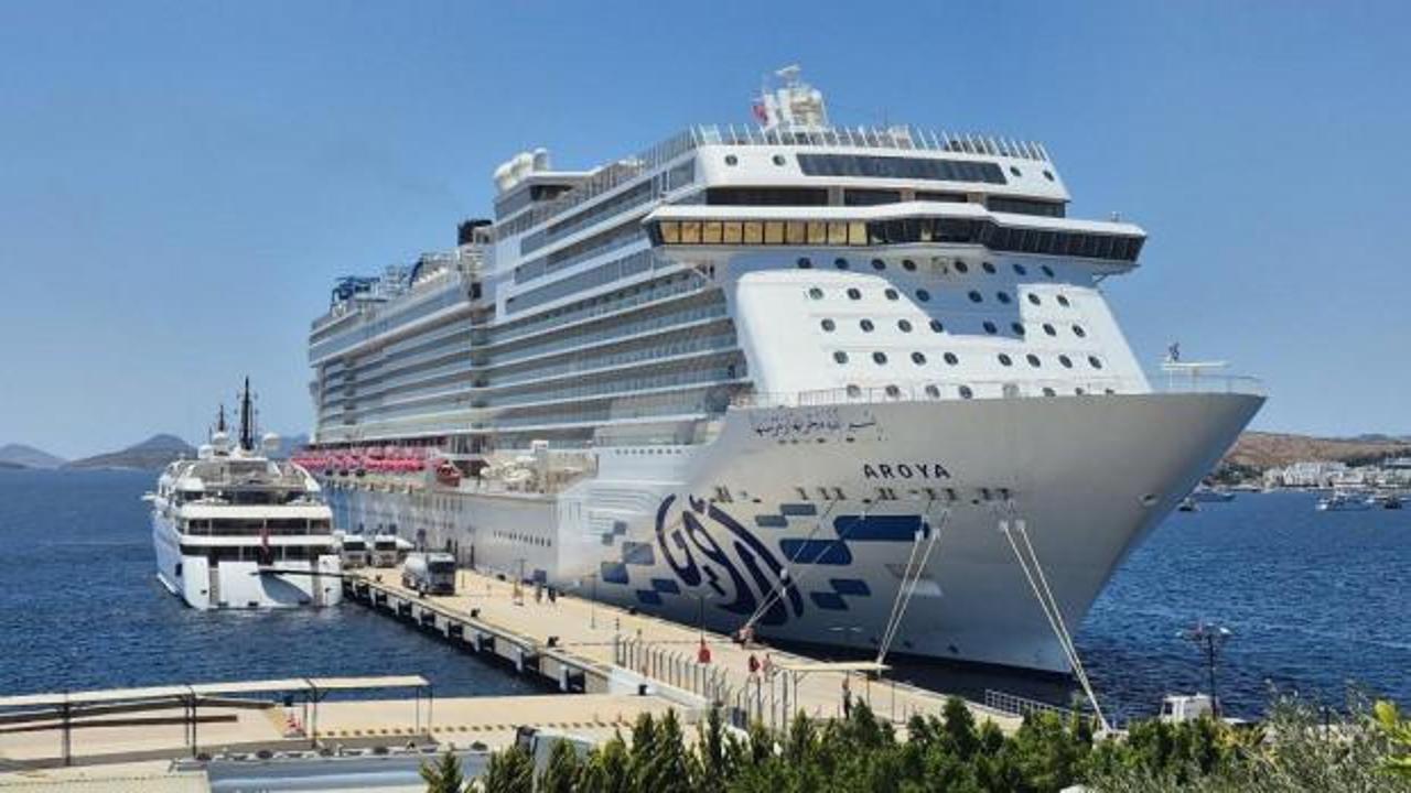 Dev bir yolcu gemisi Bodrum limanına yanaşıyor.