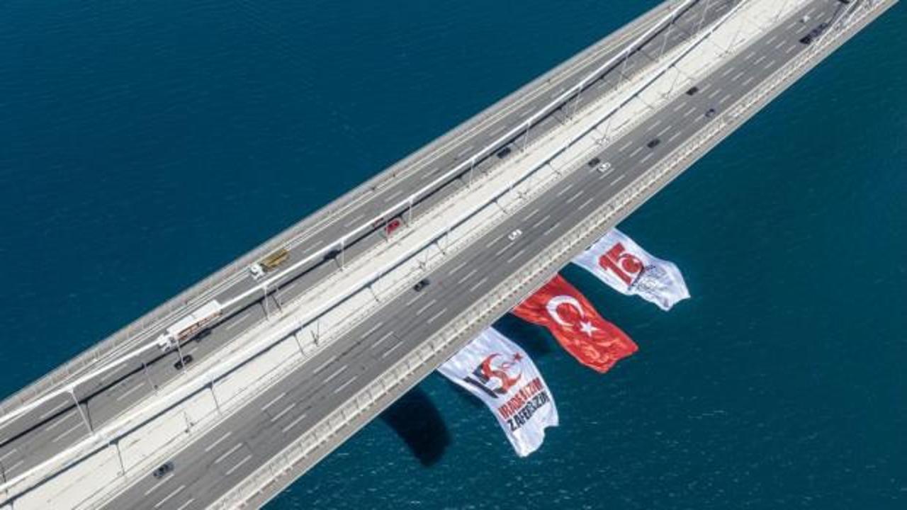 Boğaz'daki k&ouml;pr&uuml;lere 15 Temmuz dolayısıyla T&uuml;rk bayrağı asıldı
