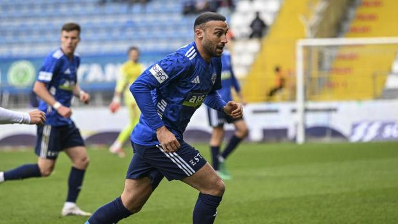 Cenk Tosun Fatih Karagümrük formasıyla görüntüleniyor
