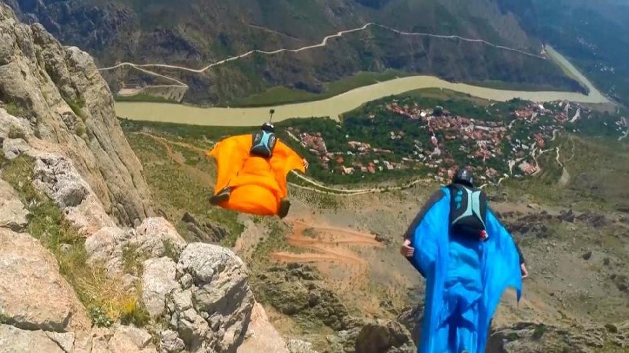 Erzincan Kemaliye'de Karanlık Kanyon üzerinde wingsuit ile süzülen sporcular.