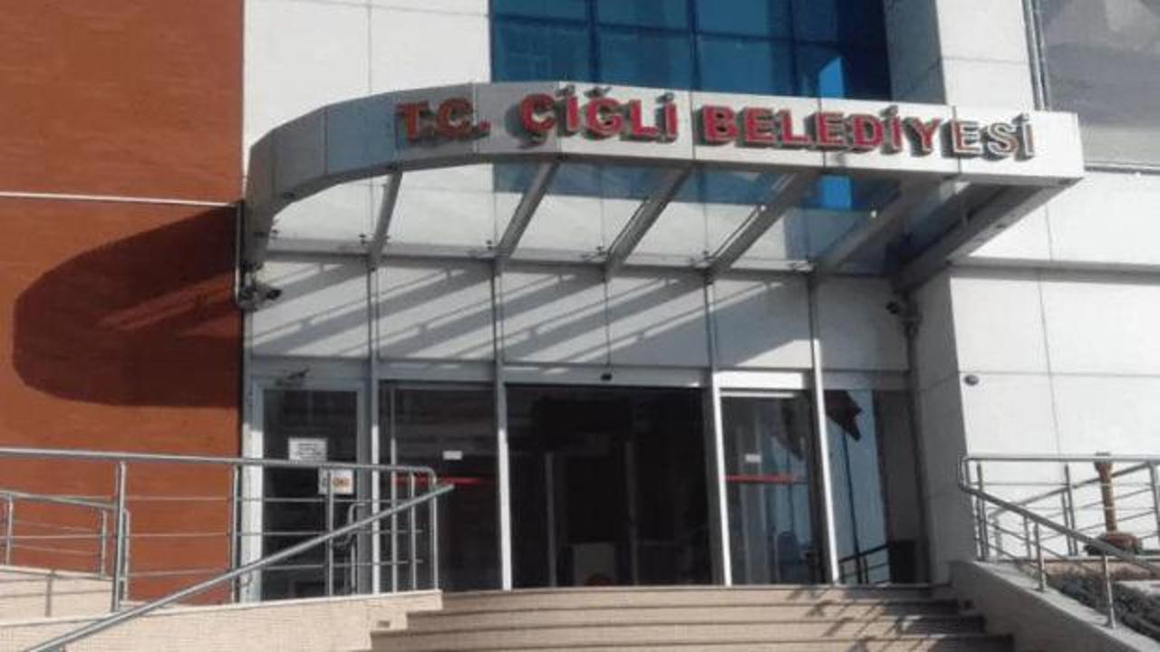 Çiğli Belediyesi binası önünde toplanan işçiler