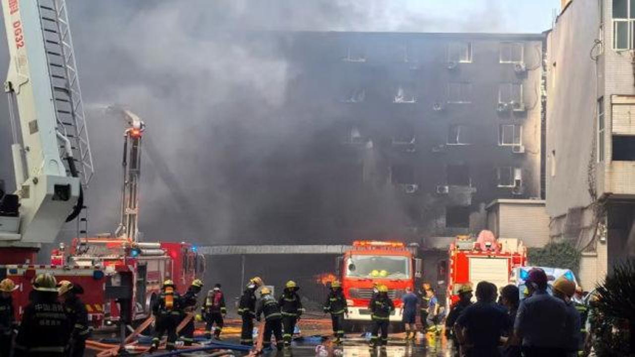 Çin'deki ayakkabı fabrikası yangını sonrası dumanlar yükseliyor.