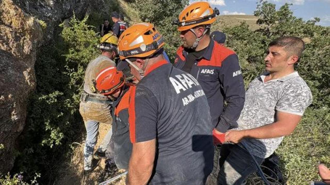 Çorum'da define aramak için girilen mağarada arama kurtarma çalışmaları.