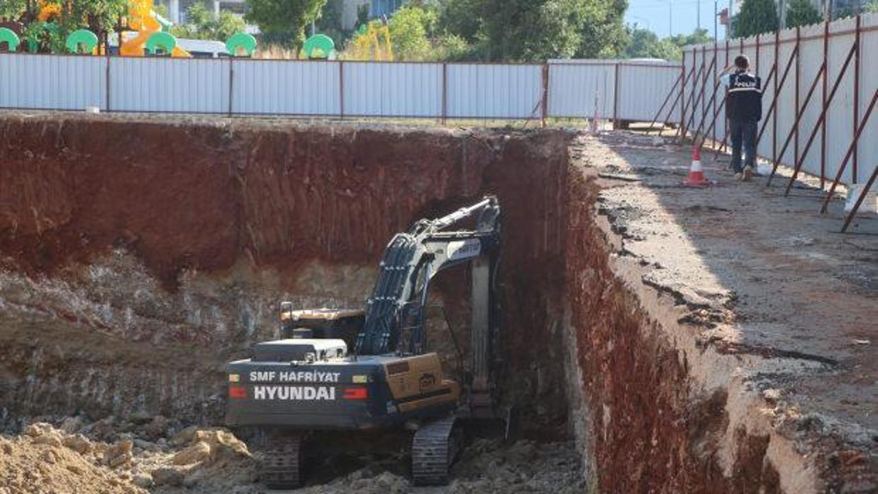 Denizli'deki inşaat alanında meydana gelen toprak kayması sonucu ekiplerin çalışma anı.