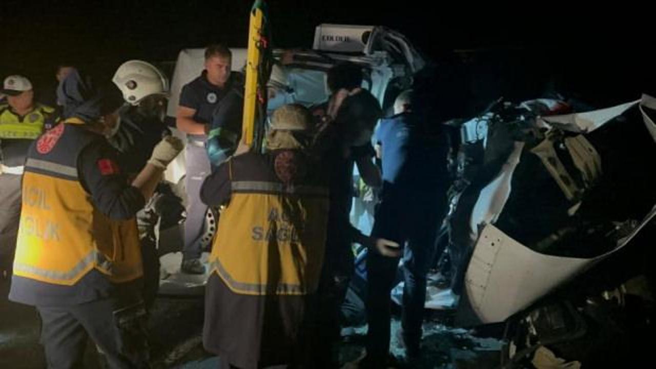 Muratlı'da meydana gelen tır kazasının ardından olay yeri ve araçların durumu.